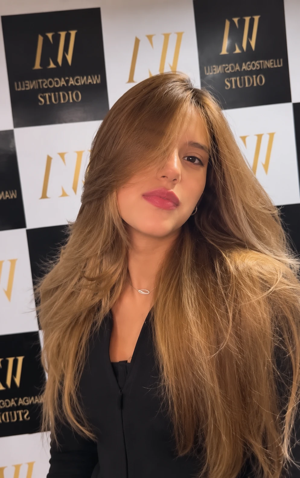 Cabelo dourado longo em camadas e franja lateral